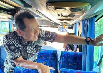 Bupati Kudus, Sam’ani Intakoris saat mengecek alat kelengkapan kendaraan angkutan umum di Kantor Dishub Kabupaten Kudus, Selasa (3/3). Foto : Nisa Hafizhotus Syarifa/Lingkar Jateng