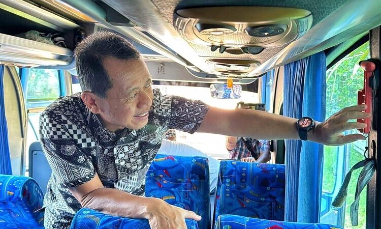 Bupati Kudus, Sam’ani Intakoris saat mengecek alat kelengkapan kendaraan angkutan umum di Kantor Dishub Kabupaten Kudus, Selasa (3/3). Foto : Nisa Hafizhotus Syarifa/Lingkar Jateng