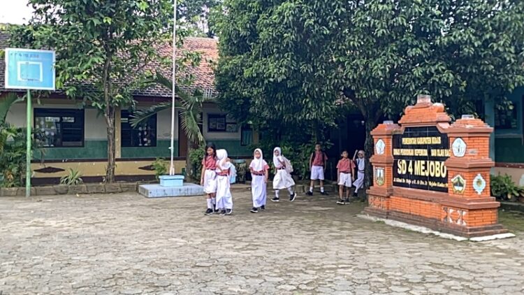 Wacana Sekolah Daring, Siswa Kudus Pastikan Pembelajaran Tatap Muka 25 Ilustrasi siswa salah satu SD di Kabupaten Kudus. Foto: Nisa Hafizhotus Syarifa/Lingkar