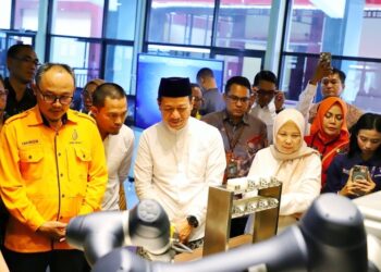 Bupati Kudus Sam’ani Intakoris mendampingi kunjungan Menteri Perdagangan RI Budi Santoso di SMK Wisudha Karya Kudus, Kamis (12/3/2026). Foto : Nisa Hafizhotus Syarifa /Lingkar Jateng