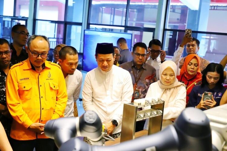 Bupati Kudus Sam’ani Intakoris mendampingi kunjungan Menteri Perdagangan RI Budi Santoso di SMK Wisudha Karya Kudus, Kamis (12/3/2026). Foto : Nisa Hafizhotus Syarifa /Lingkar Jateng