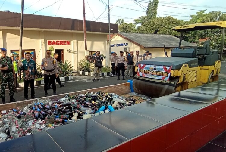 MUSNAHKAN BB : Alat berat menggelar ribuan botol minuman keras yang disita dalam operasi ketupat candi di Polres, Salatiga, Kamis, 12 Maret 2026. Foto : Angga Rosa/Lingkar