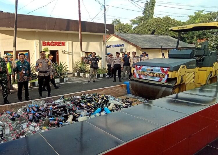 MUSNAHKAN BB : Alat berat menggelar ribuan botol minuman keras yang disita dalam operasi ketupat candi di Polres, Salatiga, Kamis, 12 Maret 2026. Foto : Angga Rosa/Lingkar