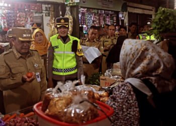 Bupati Semarang dan jajaran Forkopimda Kabupaten Semarang melakukan pemantauan bapokmas jelang Idul Fitri 1447 H disejumlah lokasi di Kabupaten Semarang, demi memastikan stok dan harga bapokmas stabil. Foto : Dok.Diskominfo /Lingkar