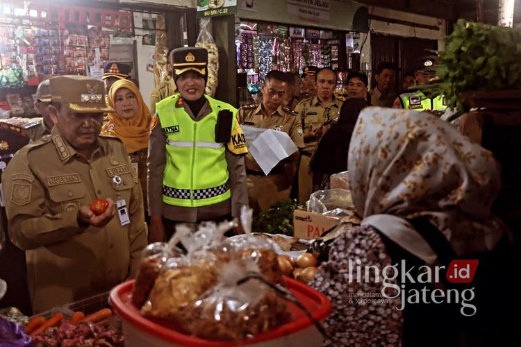 Lebaran Tinggal Hitungan Hari, Bupati Semarang Pastikan Stok Bapokmas Aman 25 Bupati Semarang dan jajaran Forkopimda Kabupaten Semarang melakukan pemantauan bapokmas jelang Idul Fitri 1447 H disejumlah lokasi di Kabupaten Semarang, demi memastikan stok dan harga bapokmas stabil. Foto : Dok.Diskominfo /Lingkar