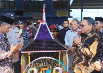Plt Bupati Pati, Risma Ardhi Chandra, berkesempatan menghadiri acara sedekah laut sebagai bentuk penghormatan terhadap budaya lokal. Foto : Mutia Parasti / Lingkar