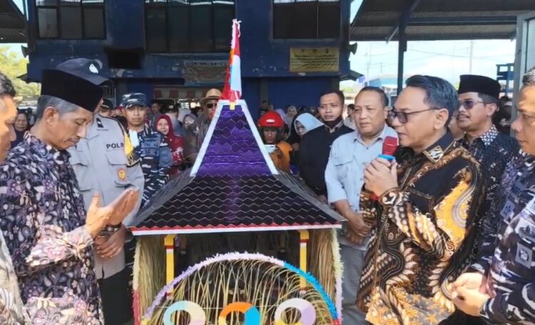 Plt Bupati Pati, Risma Ardhi Chandra, berkesempatan menghadiri acara sedekah laut sebagai bentuk penghormatan terhadap budaya lokal. Foto : Mutia Parasti / Lingkar