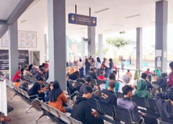 Lebaran 2026 : Terminal Tingkir Alami Lonjakan Penumpang 19,43 Persen, Ini Rinciannya 25 MEMBLUDAK : Ruang tunggu keberangkatan bus AKAP Terminal Tipe A Tingkir, Salatiga penuh penumpang saat puncak arus balik, Minggu, 29 Maret 2026. Foto : Dok.Humas Terminal Tipe A Tingkir/Lingkar