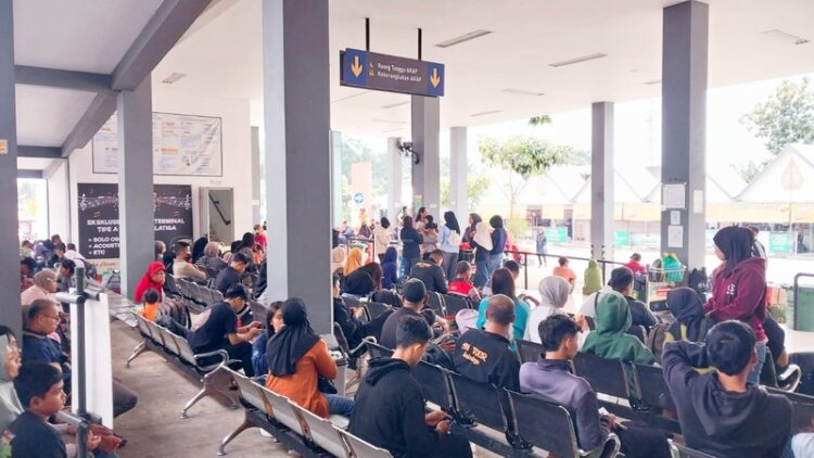 MEMBLUDAK : Ruang tunggu keberangkatan bus AKAP Terminal Tipe A Tingkir, Salatiga penuh penumpang saat puncak arus balik, Minggu, 29 Maret 2026. Foto : Dok.Humas Terminal Tipe A Tingkir/Lingkar