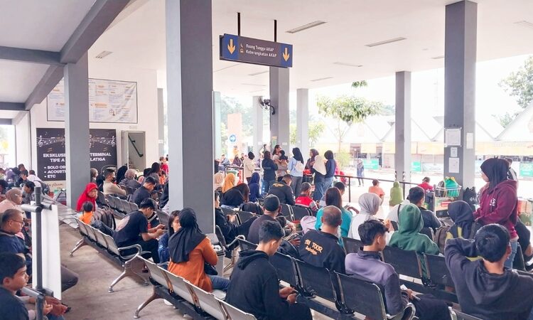 Lebaran 2026 : Terminal Tingkir Alami Lonjakan Penumpang 19,43 Persen, Ini Rinciannya 25 MEMBLUDAK : Ruang tunggu keberangkatan bus AKAP Terminal Tipe A Tingkir, Salatiga penuh penumpang saat puncak arus balik, Minggu, 29 Maret 2026. Foto : Dok.Humas Terminal Tipe A Tingkir/Lingkar