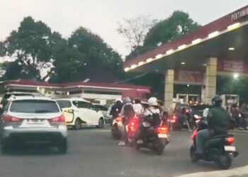 MENGULAR : Sejumlah kendaraan bermotor antre untuk mengisi BBM di SPBU Jalan Osamaliki, Salatiga, Selasa sore, 31 Maret 2026. Foto : Angga Rosa/Lingkar