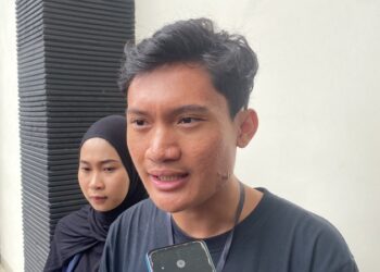 Ketua Badan Eksekutif Mahasiswa (BEM) Universitas Gadjah Mada (UGM), Tiyo Ardianto, saat ditemui awak media di Pengadilan Negeri (PN) Pati pada Kamis (5/3). Foto : Fahtur Rohman / Lingkar