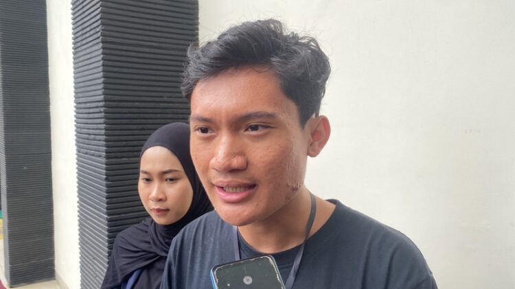 Ketua Badan Eksekutif Mahasiswa (BEM) Universitas Gadjah Mada (UGM), Tiyo Ardianto, saat ditemui awak media di Pengadilan Negeri (PN) Pati pada Kamis (5/3). Foto : Fahtur Rohman / Lingkar