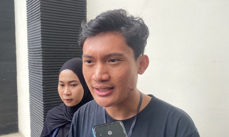 Ketua Badan Eksekutif Mahasiswa (BEM) Universitas Gadjah Mada (UGM), Tiyo Ardianto, saat ditemui awak media di Pengadilan Negeri (PN) Pati pada Kamis (5/3). Foto : Fahtur Rohman / Lingkar