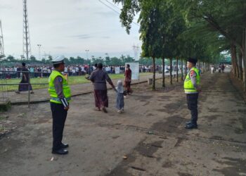 Petugas kepolisian bersiaga melakukan pengamanan dan pengaturan lalu lintas di lokasi pelaksanaan sholat Idul Fitri di Kabupaten Pekalongan, Jumat, 20 Maret 2026. (Fahri Akbar/Lingkarjateng.id)