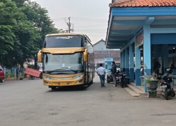 Ilustrasi: Bus saat menunggu penumpang di terminal. (Tomi Budianto/Lingkarjateng.id)