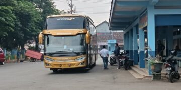 Ilustrasi: Bus saat menunggu penumpang di terminal. (Tomi Budianto/Lingkarjateng.id)