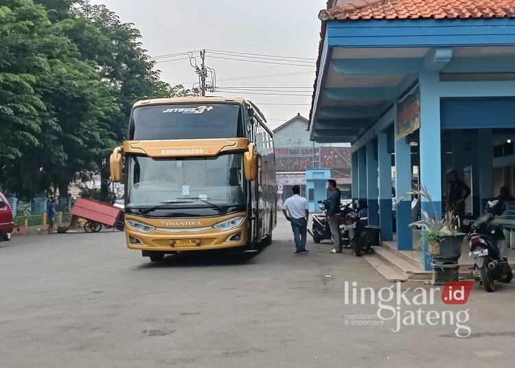 Pemkab Jepara Siapkan Dua Bus Mudik Gratis 2026, Berangkat dari TMII Jakarta 25 Ilustrasi: Bus saat menunggu penumpang di terminal. (Tomi Budianto/Lingkarjateng.id)