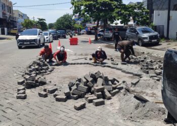 Pemasangan paving di Jalan Citarum, Kota Semarang. (Humas Pemkot Semarang/Lingkarjateng.id)