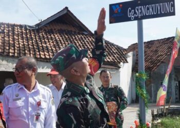 Dandim 0710/Pekalongan Letkol Arm Ihalauw Garry Herlambang meresmikan Jalan Gang Sengkuyung di Kelurahan Bandengan, Kecamatan Pekalongan Utara, Kota Pekalongan, Rabu, 11 Maret 2026. (Fahri Akbar/Lingkarjateng.id)