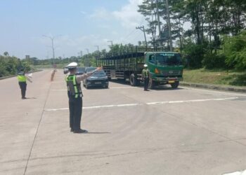 Selama Lebaran, Truk Sumbu 3 Dilarang Parkir di Bahu Jalan Jalur Pantura Batang 26 Petugas Satlantas Polres Batang memberikan sosialisasi kepada pengemudi truk agar tidak parkir di bahu jalan jalur Pantura. (Humas Pemkab Batang/Lingkarjateng.id)