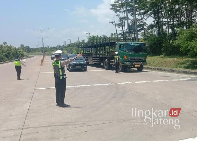 Selama Lebaran, Truk Sumbu 3 Dilarang Parkir di Bahu Jalan Jalur Pantura Batang 25 Petugas Satlantas Polres Batang memberikan sosialisasi kepada pengemudi truk agar tidak parkir di bahu jalan jalur Pantura. (Humas Pemkab Batang/Lingkarjateng.id)