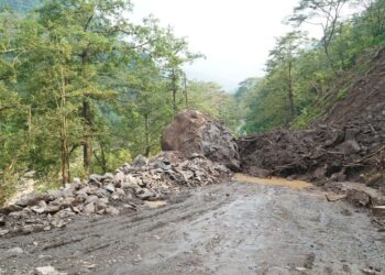 Jalur Sumanding-Tempur Kerap Longsor, Pemkab Jepara Kebut Pembukaan Akses Baru 25 Jalur Sumanding-Tempur Jepara tertutup material batu dan tanah akibat longsor pada Jumat, 27 Maret 2026. (Tomi Budianto/Lingkarjateng.id)