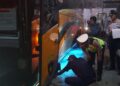 Petugas Dinas Perhubungan Kota Pekalongan bersama Satlantas Polres Pekalongan Kota melakukan ramp check terhadap armada bus di pool PO RD Trans, Kelurahan Panjang Wetan, Kamis, 5 Maret 2026 malam. (Fahri Akbar/Lingkarjateng.id)