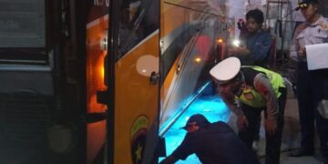Petugas Dinas Perhubungan Kota Pekalongan bersama Satlantas Polres Pekalongan Kota melakukan ramp check terhadap armada bus di pool PO RD Trans, Kelurahan Panjang Wetan, Kamis, 5 Maret 2026 malam. (Fahri Akbar/Lingkarjateng.id)