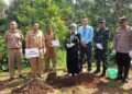 Kepala Dinas Pemberdayaan Masyarakat dan Desa (Dispermasdes) Kabupaten Kendal, Yanuar Fatoni (kedua kiri), bersama jajaran TNI dalam kegiatan penanaman pohon Desa Gedong, Kecamatan Patean, Kabupaten Kendal pada Senin, 9 Februari 2026. (Anik Kustiani/Lingkarjateng.id)