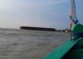 EVAKUASI: Proses evakuasi kapal tongkang yang ditarik menggunakan tug boat dan sejumlah perahu di perairan Kabupaten Demak pada Kamis, 12 Maret 2026. (M. Burhanuddin Aslam/Lingkarjateng.id)