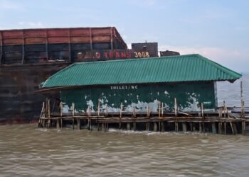 Kapal Tongkang Hantam Rumah-Fasilitas Umum di Demak, Warga Minta Ganti Rugi