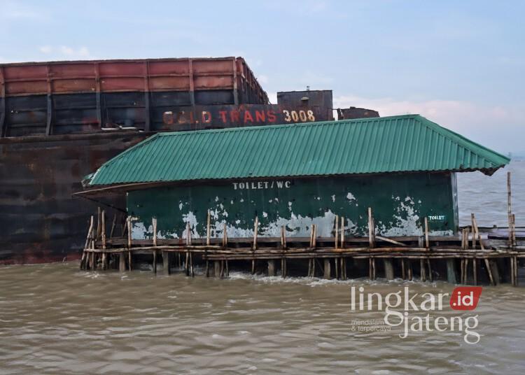 Kapal Tongkang Hantam Rumah-Fasilitas Umum di Demak, Warga Minta Ganti Rugi 25 Kapal tongkang menabrak fasilitas umum di Dukuh Tambaksari, Desa Bedono, Kecamatan Sayung, Kabupaten Demak, Jumat, 6 Maret 2026. (M. Burhanuddin Aslam/Lingkarjateng.id)