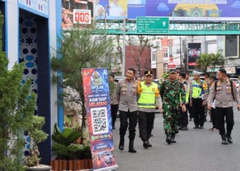 Kapolda Jawa Tengah, Irjen Pol Ribut Hari Wibowo, saat melakukan kunjungan ke Pos Terpadu Ops Ketupat Candi 2026 Polres Kudus di Alun-alun Simpang Tujuh Kudus, Senin, 23 Maret 2026. (Nisa Hafizhotus S./Lingkarjateng.id)