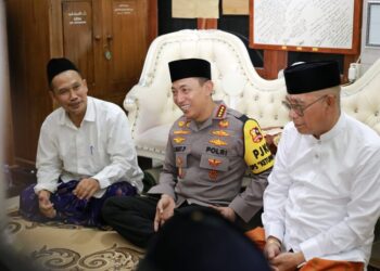 Kapolri Listyo Sigit Prabowo saat silaturahmi ke kediaman Kiai Haji Ahmad Bahauddin Nursalim (Gus Baha) di Pondok Pesantren Al-Qur’an LP3IA, Desa Narukan, Kecamatan Kragan, Kabupaten Rembang, Senin, 16 Maret 2026. (Vicky Rio/Lingkarjateng.id)