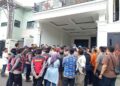 Puluhan nasabah Koperasi Bahana Lintas Nusantara (BLN) menggeruduk rumah mewah milik pimpinan koperasi tersebut di Jalan Merdeka Selatan Nomor 54, Salatiga pada Rabu, 1 Oktober 2025. (Angga Rosa/Lingkarjateng.id)