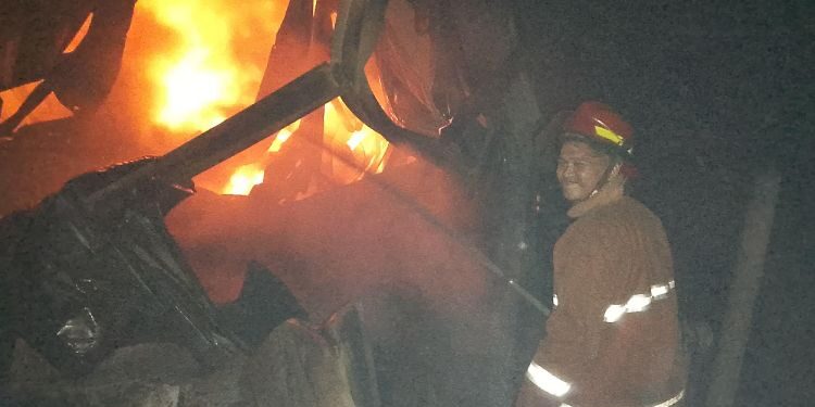 Petugas sedang memadamkan api di gudang busa PT Chengqi Desa Pringtulis, Kecamatan Nalumsari, Kabupaten Jepara pada Rabu, 11 Maret 2026. (dok for Lingkarjateng.id)