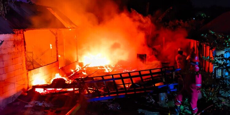 Kebakaran di Pasar Ngawen, Kecamatan Ngawen, Kabupaten Blora, Sabtu malam, 7 Maret 2026. (Eko Wicaksono/Lingkarjateng.id)