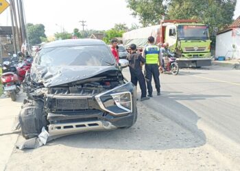 Kecelakaan Karambol di Depan SMAN 1 Jepon Blora, Xpander Tabrak Truk hingga Ringsek
