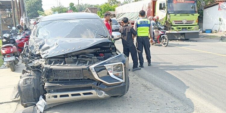 Bagian depan mobil Xpander ringsek setelah terlibat kecelakaan dengan truk di ruas Jalan Nasional Blora–Cepu tepatnya di Kilometer 8 Desa Tampellemahabang, Kecamatan Jepon, Kabupaten Blora, atau di depan SMAN 1 Jepon, Senin, 9 Maret 2026. (Eko Wicaksono/Lingkarjateng.id)