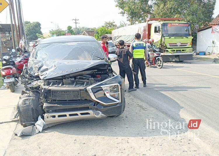 Kecelakaan Karambol di Depan SMAN 1 Jepon Blora, Xpander Tabrak Truk hingga Ringsek 25 Bagian depan mobil Xpander ringsek setelah terlibat kecelakaan dengan truk di ruas Jalan Nasional Blora–Cepu tepatnya di Kilometer 8 Desa Tampellemahabang, Kecamatan Jepon, Kabupaten Blora, atau di depan SMAN 1 Jepon, Senin, 9 Maret 2026. (Eko Wicaksono/Lingkarjateng.id)