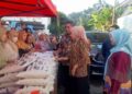 Bupati Kendal, Dyah Kartika Permanasari, meninjau stan pasar murah di perkantoran Jalan Pramuka Kendal pada Jumat, 6 Maret 2026. (Anik Kustiani/Lingkarjateng.id)