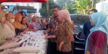 Bupati Kendal, Dyah Kartika Permanasari, meninjau stan pasar murah di perkantoran Jalan Pramuka Kendal pada Jumat, 6 Maret 2026. (Anik Kustiani/Lingkarjateng.id)