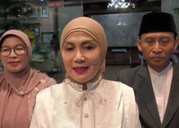 Pemkab Kendal Tiadakan Open House, Bupati Tetap Terima Silaturahmi Warga di Kediaman Pribadi 33 Bupati Kendal, Dyah Kartika Permanasari bersama Pj Sekda Kendal, Agus Dwi Lestari saat diwawancarai, Sabtu, 21 Maret 2026. (Anik Kustiani/Lingkarjateng.id)