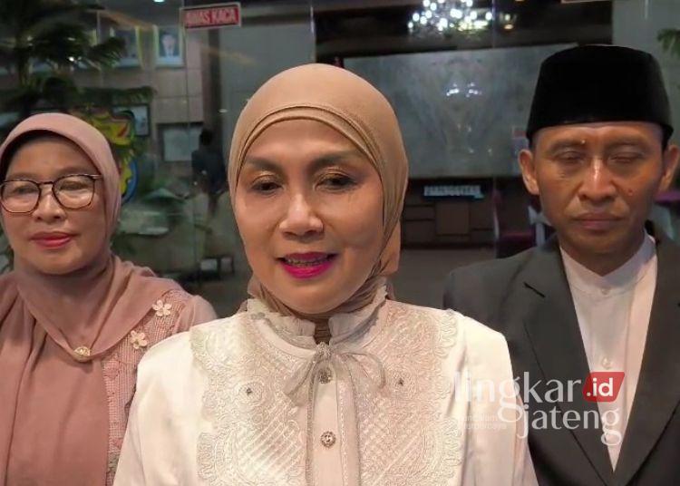 Pemkab Kendal Tiadakan Open House, Bupati Tetap Terima Silaturahmi Warga di Kediaman Pribadi 25 Bupati Kendal, Dyah Kartika Permanasari bersama Pj Sekda Kendal, Agus Dwi Lestari saat diwawancarai, Sabtu, 21 Maret 2026. (Anik Kustiani/Lingkarjateng.id)