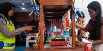 Pemudik tengah menikmati angkringan gratis Polres Kendal di rest area 389 B. (Anik Kustiani/Lingkarjateng.id)