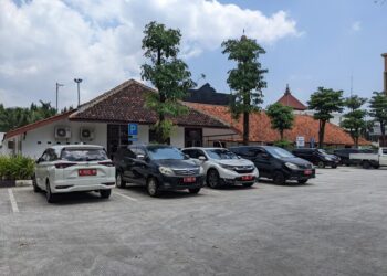 Sejumlah kendaraan dinas ASN terparkir di area Halaman Pendopo Kabupaten Kudus. (Nisa Hafizhotus S./Lingkarjateng.id)