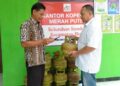 Koperasi Merah Putih Kunden Blora Jual LPG Hanya Rp18 Ribu 34 ILUSTRASI: Penjualan LPG subsidi di koperasi Merah Putih Kelurahan Kunden, Kecamatan/Kabupaten Blora. (Eko Wicaksono/Lingkarjateng.id)
