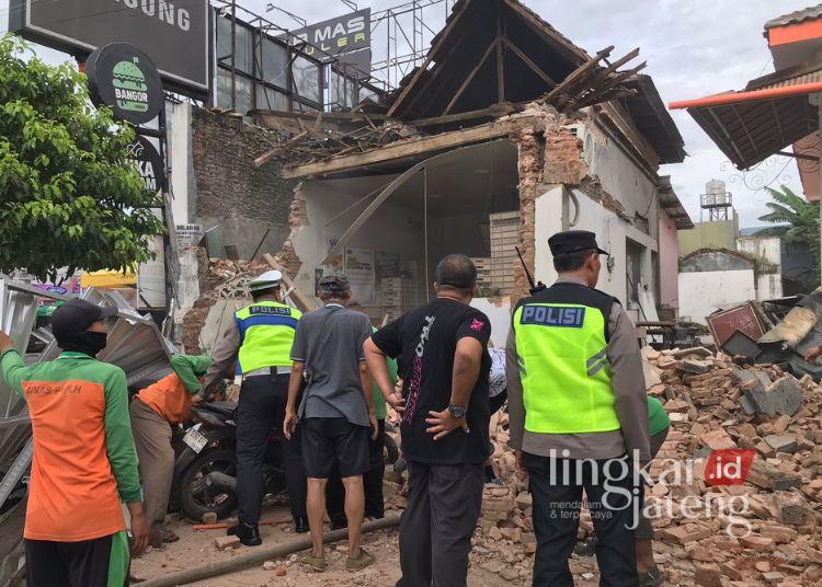 Gerai di Simpang 7 Kudus Ambruk Tiba-Tiba, Tak Ada Korban Jiwa 25 Kondisi gerai di area Alun-alun Simpang Tujuh Kudus pada Minggu, 22 Maret 2026. (Fahtur Rohman/Lingkarjateng.id)