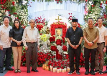 Gubernur Jawa Tengah, Ahmad Lutfi saat memberikan penghormatan terakhir kepada pengusaha nasional Bambang Hartono di GOR Djarum Jati, Kudus, Selasa, 24 Maret 2026. (Fahtur Rohman/Lingkarjateng.id)